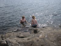  Rasmus och Tor vid badplatsen.