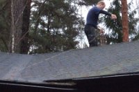 Här håller vice kursledare Fredrik på att dra en ny högtalarsladd över taket, så att även de patruller som bor på ovanvåningen kan avnjuta 