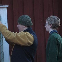Viktor och Jesper saetter upp lappar infoer organisationtaevlingen.jpg