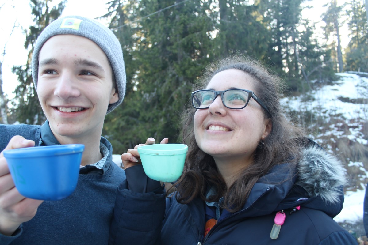 Alban och Vanesa dricker varm choklad