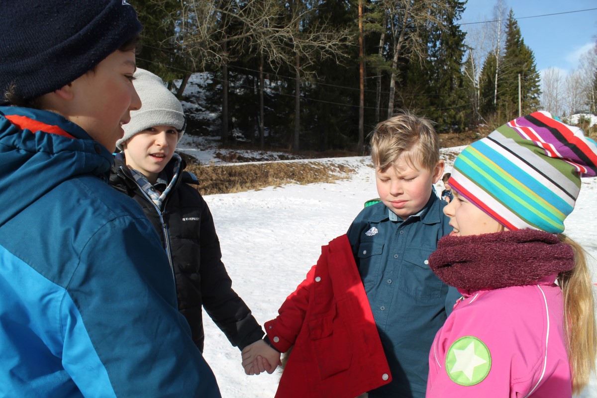 Sorkinen sjunger scoutsaangen under en taevling