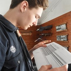 DSCN3543  Alban står och läser på Gnagarnas övernattningsplanering