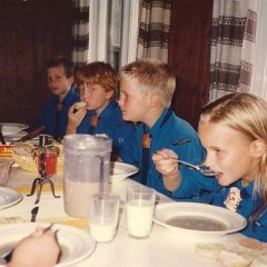 Gna Skatbo80-tal 008  Juniorerna äter med god aptit...