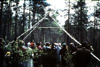  Från invigningen våren 1959. Portalen stod vid stigen från torpkullen ut i myren.