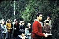  Invigningen 1959. Ko Christer Ahlberg i röd tröja.