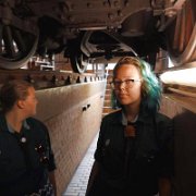 13.2017-06-27  13. 2017-06-27 Rebecca och Sofia under ett ånglok på Berlins tekniska museum
