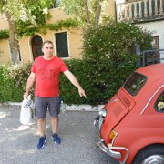 37.2017-07-04  37 2017-07-04 Konstantin pekar ut motorn på Fiat 500