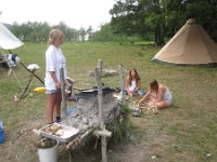  Ada, Lovisa och Astrid fixar med Rävens mat.