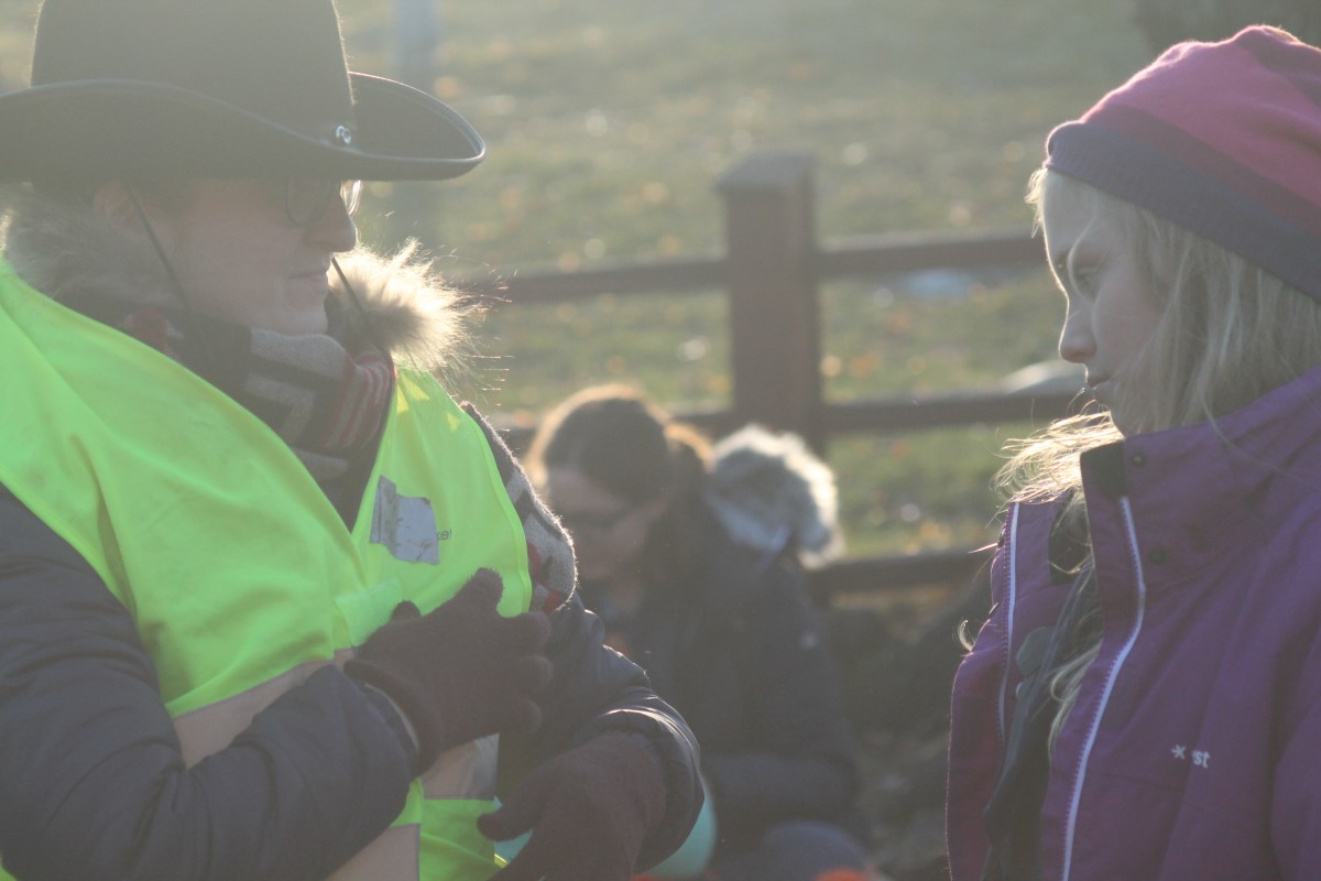 Vanesas kompis som foeljde med paa oevernattningen har klaett ut sig