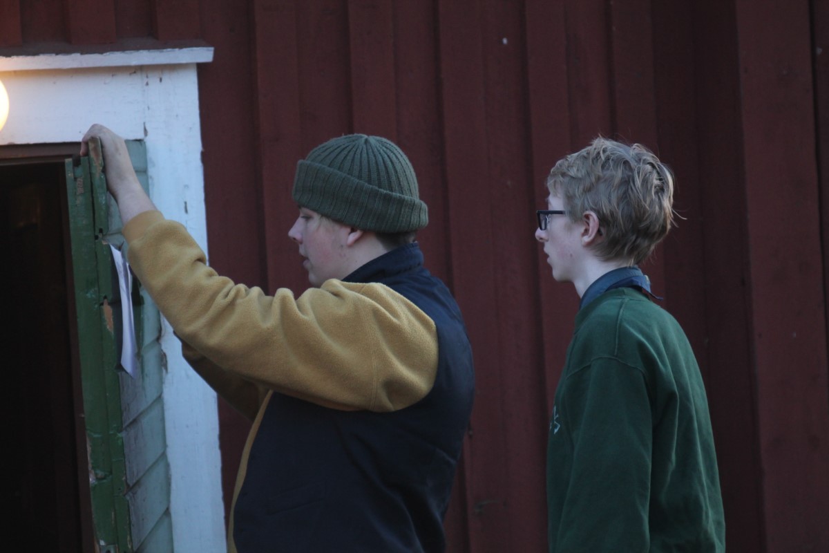 Viktor och Jesper saetter upp lappar infoer organisationtaevlingen