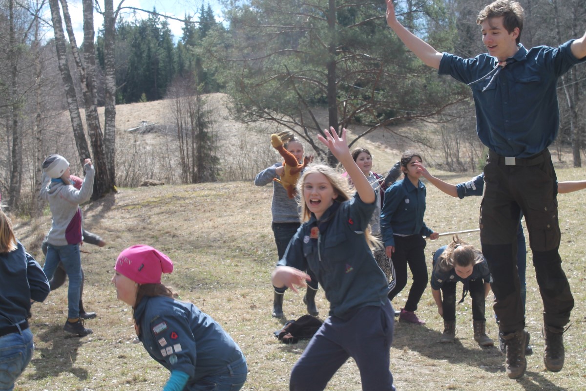 3.0 I vaentan paa lunch leker Alban faagel med scouterna